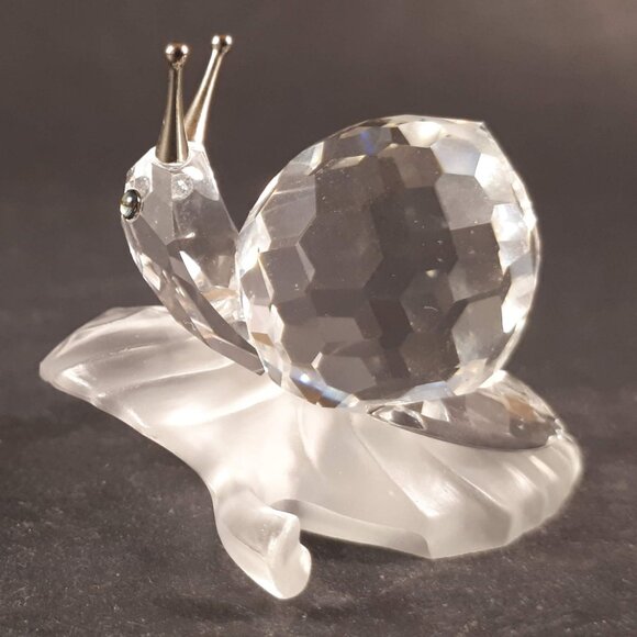 Swarovski snail on a frosted wine leaf - Picture 2 of 9